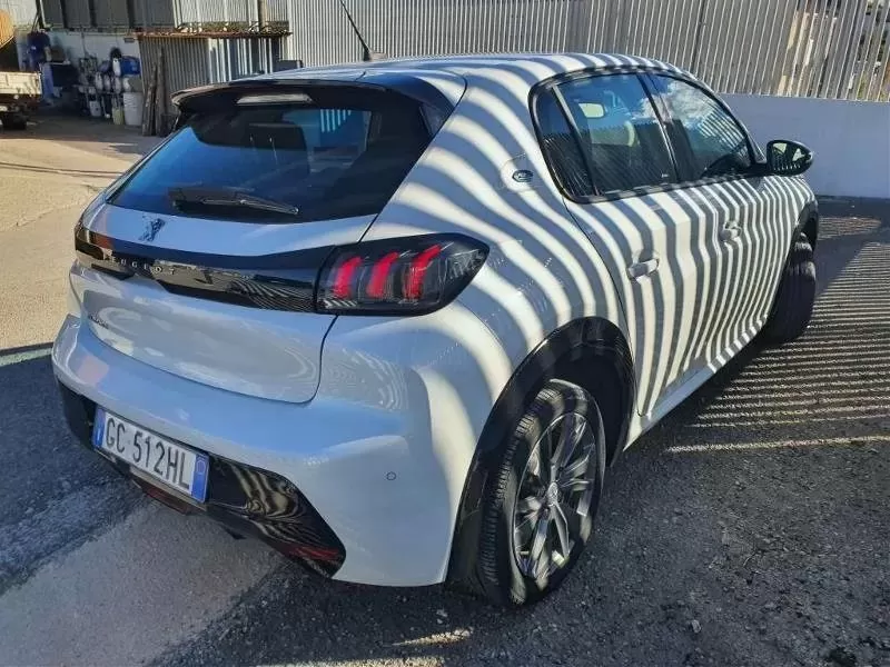 Peugeot e-208