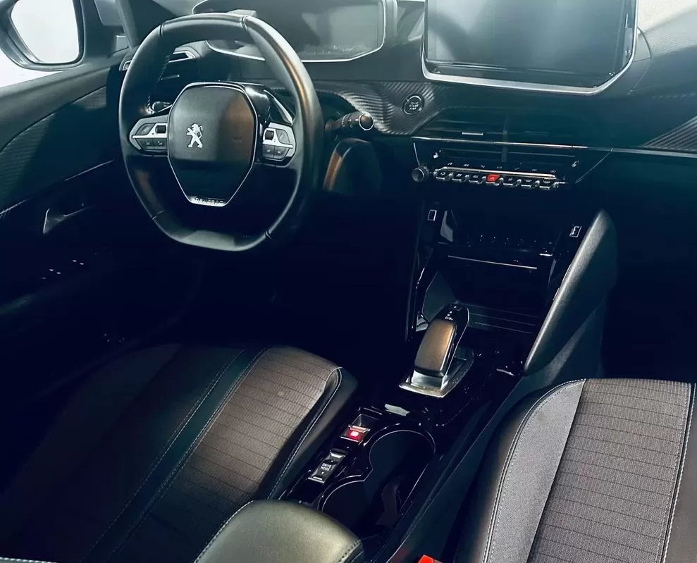 Peugeot e-208