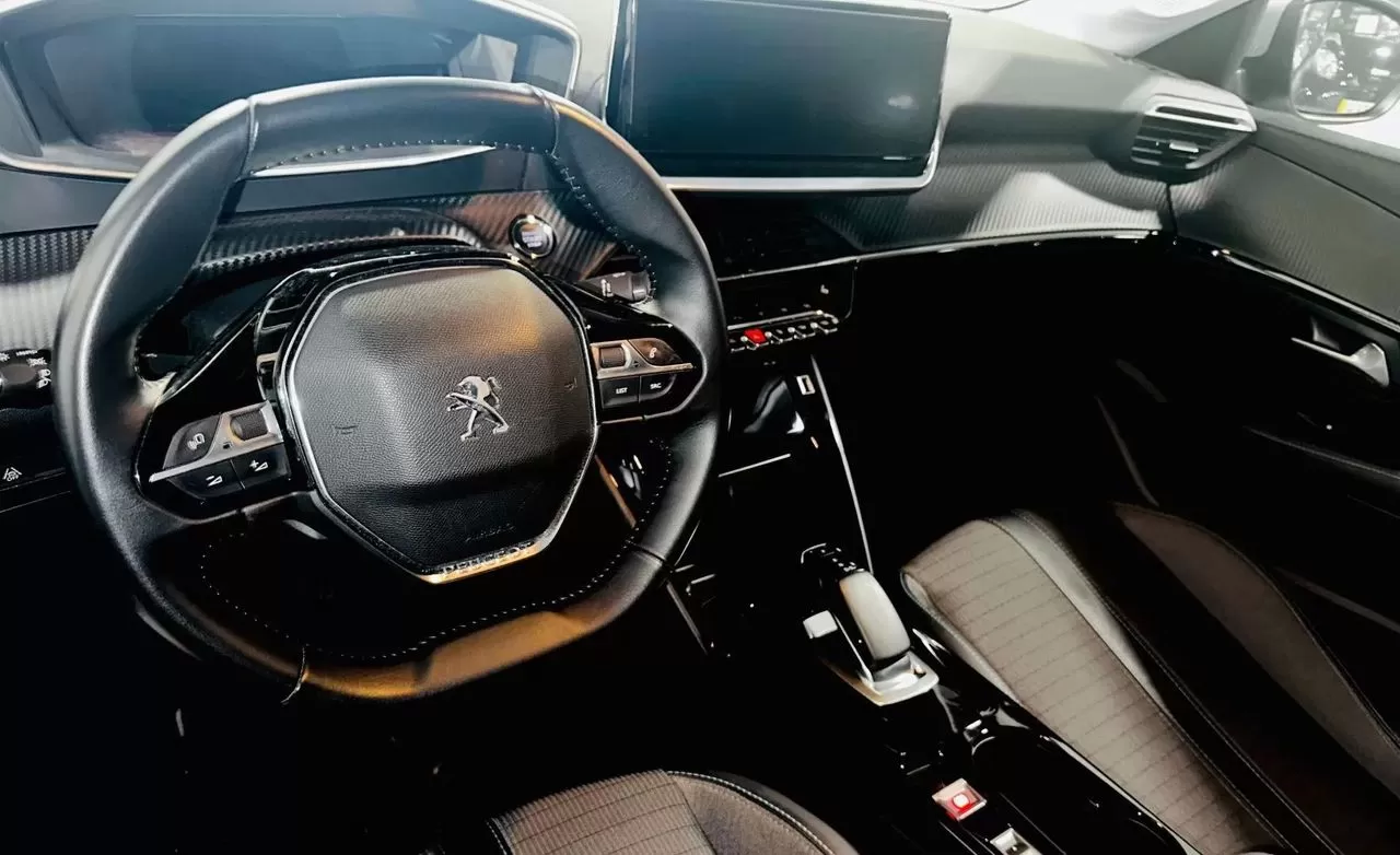 Peugeot e-208